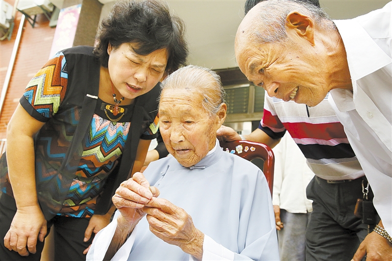 慈溪日报推出的养寿大家庭走访活动来到了长河镇大云村俞雅兰老人家