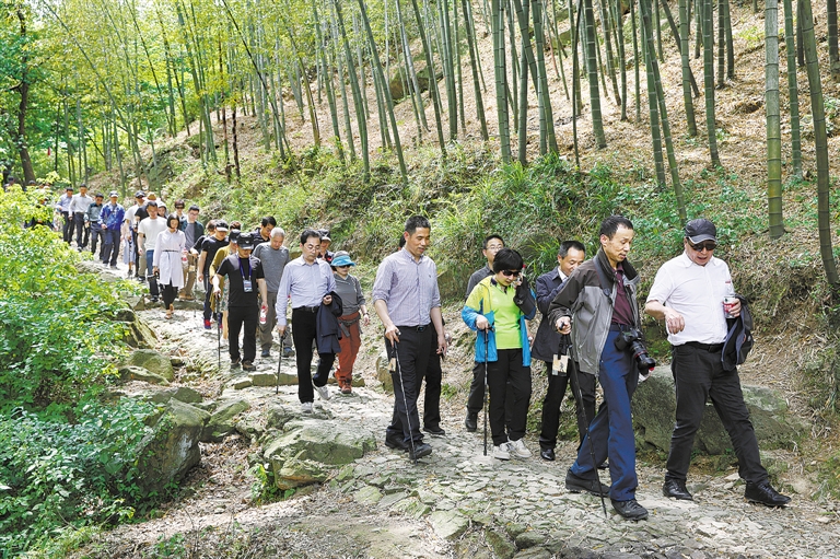 图为体验团一行来到方家河头国家登山健身步道体验登山乐趣.